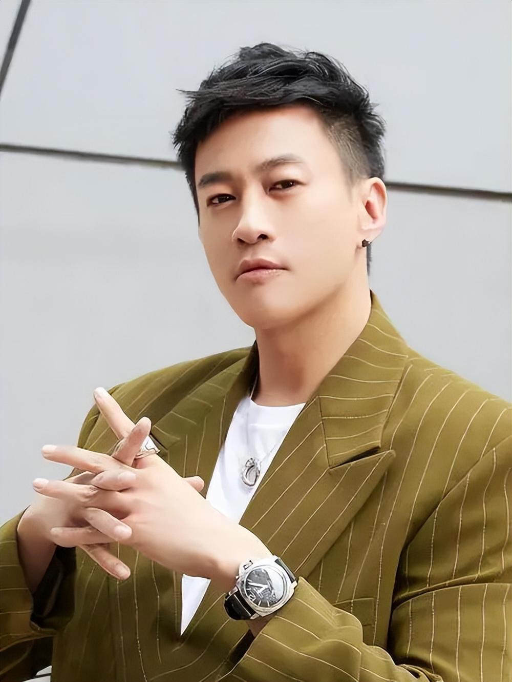 何润东的人生故事 何润东,19岁出道,对孙俪告白3次失败,现又出车祸,他