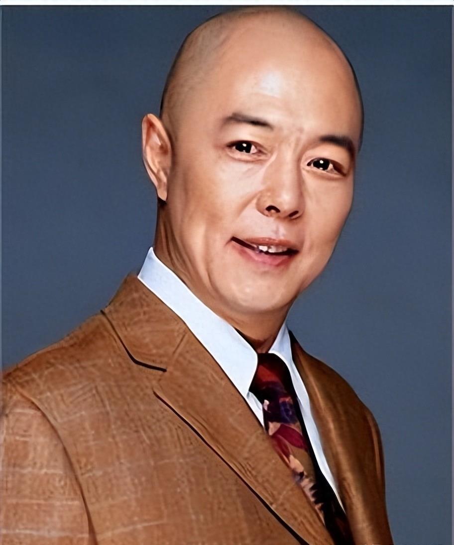 张铁林:演艺生涯的皇帝与混乱情感的牺牲品 张铁林的情感生活丰富,但