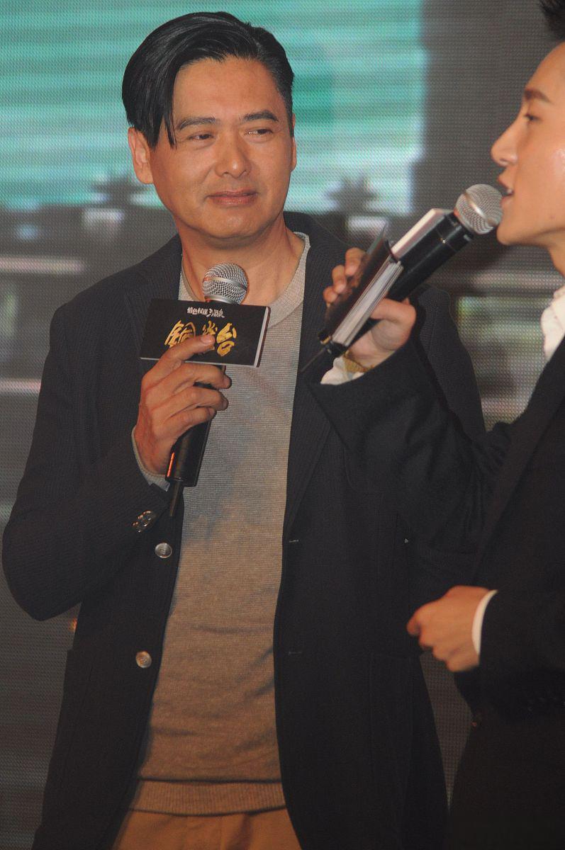 周润发18岁证件照曝光 周润发18岁时的证件照在网络上引起了热议,他