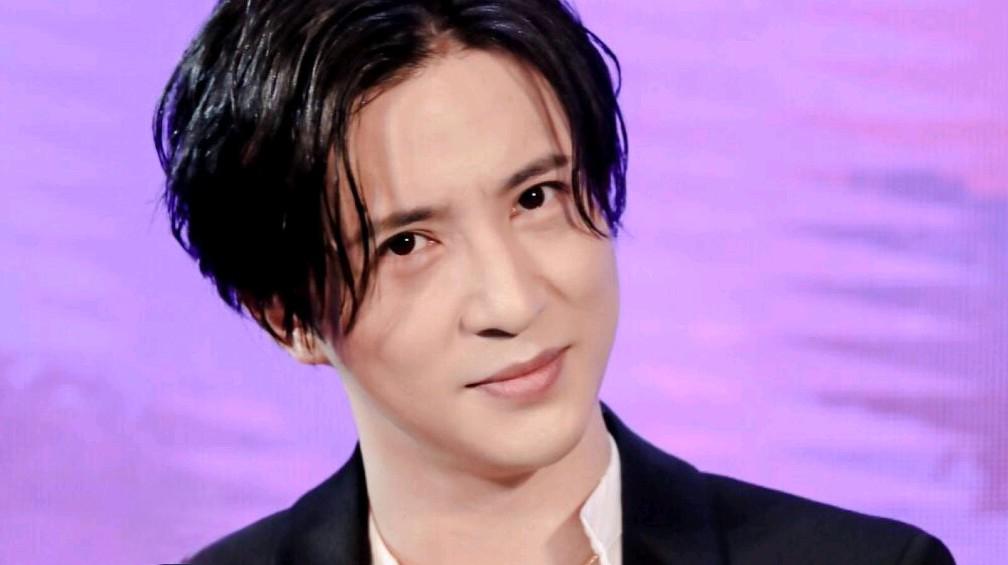 不屈不挠,终成乐坛红人 薛之谦的童年经历十分坎坷,4岁时母亲去世