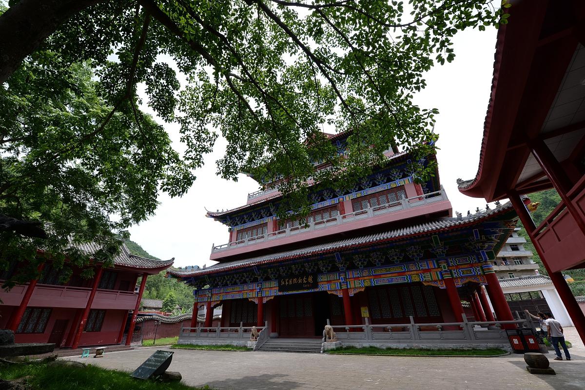 西黄寺:北京藏语系高级佛学院 西黄寺,又称北京藏语系高级佛学院,自