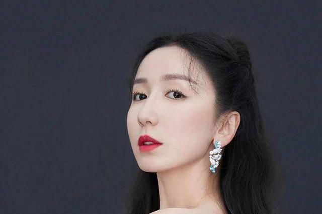 在银幕之外,娄艺潇则展现出与胡一菲截然不同的一面——她是一个低调