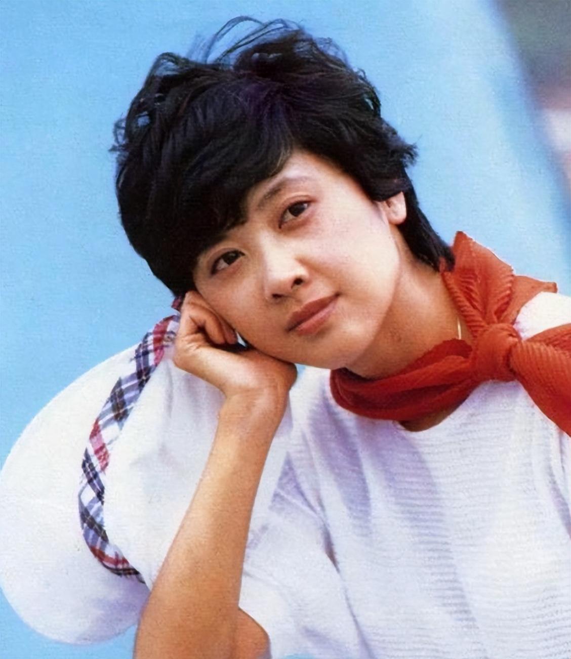 "女儿国国王"朱琳:演艺之路与两段低调婚姻 朱琳,被誉为"女儿国国王"