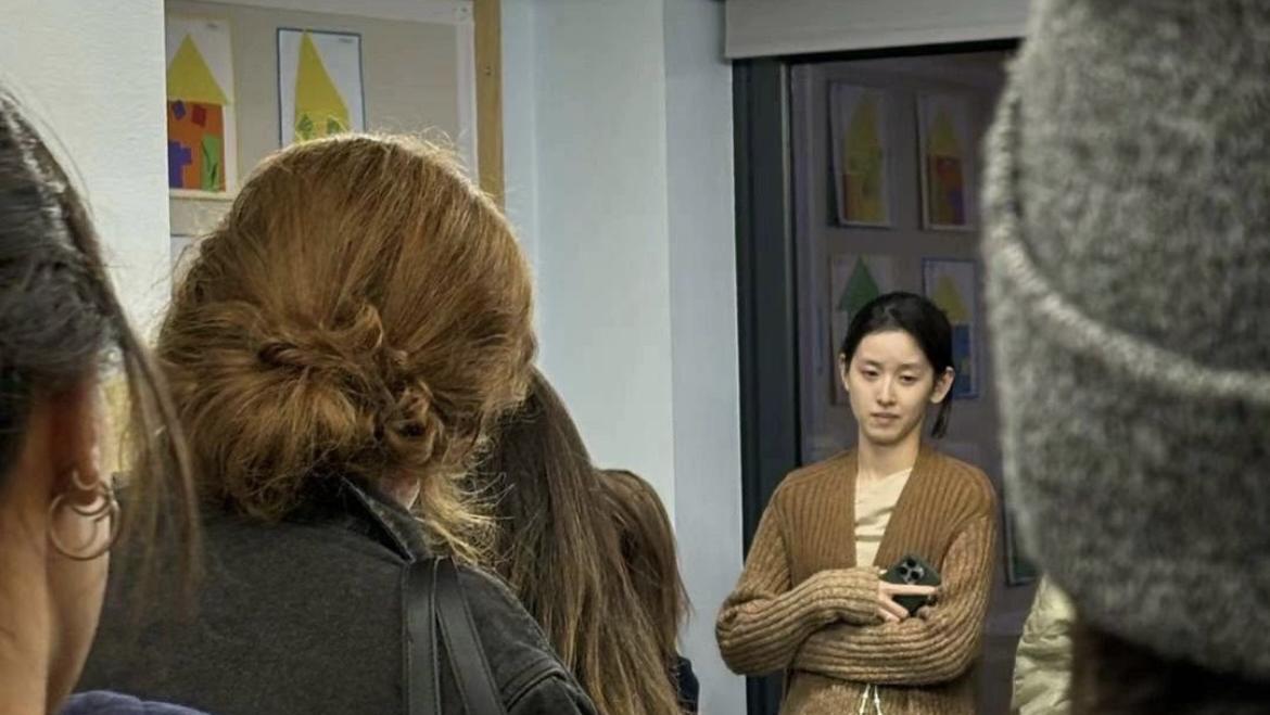 章泽天带着两个孩子出街,一身白色羽绒服显得格外亮眼,她的魅力依然不