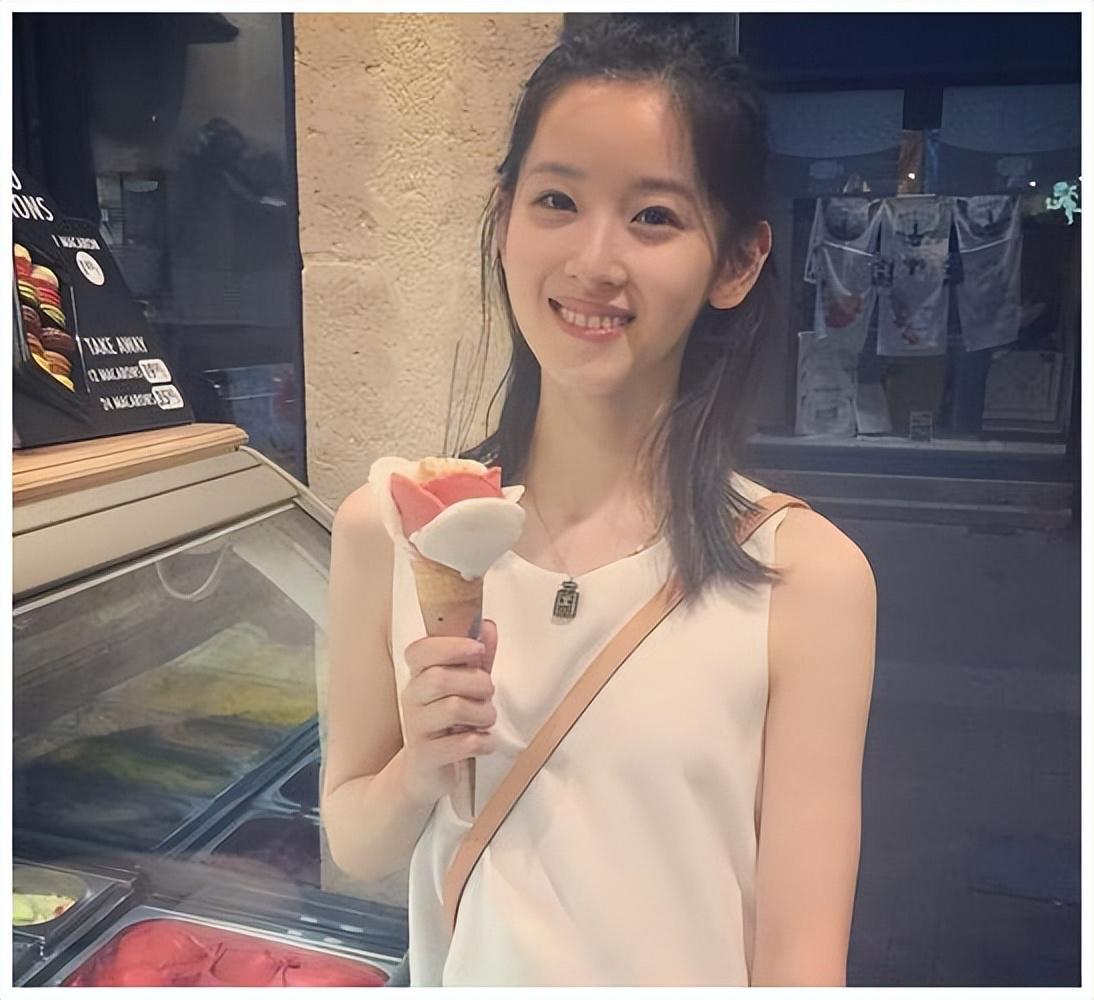 章泽天二胎生男双胞胎 章泽天在英国伦敦的动物园被网友偶遇,身旁跟着