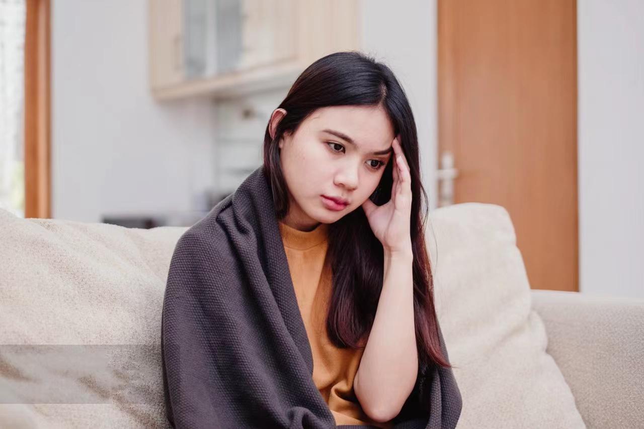 阿希的故事 初一女生阿希,在2岁的时候父母离异,虽然判给了爸爸,却