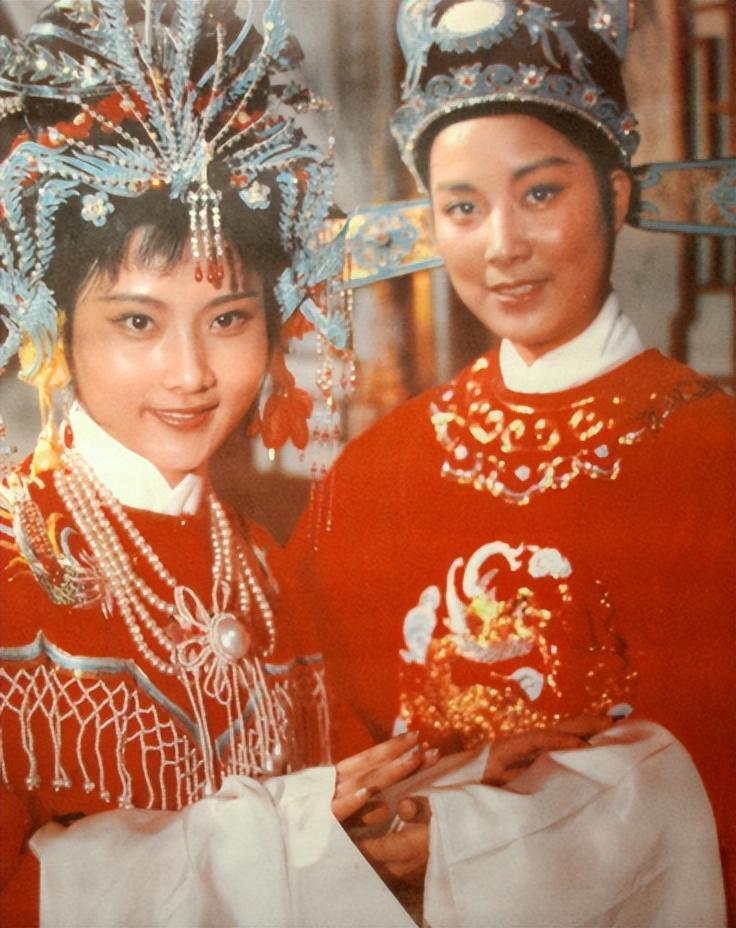 何赛飞:美貌与坚韧并存,历经风雨终成影视传奇 何赛飞,这个名字如今在