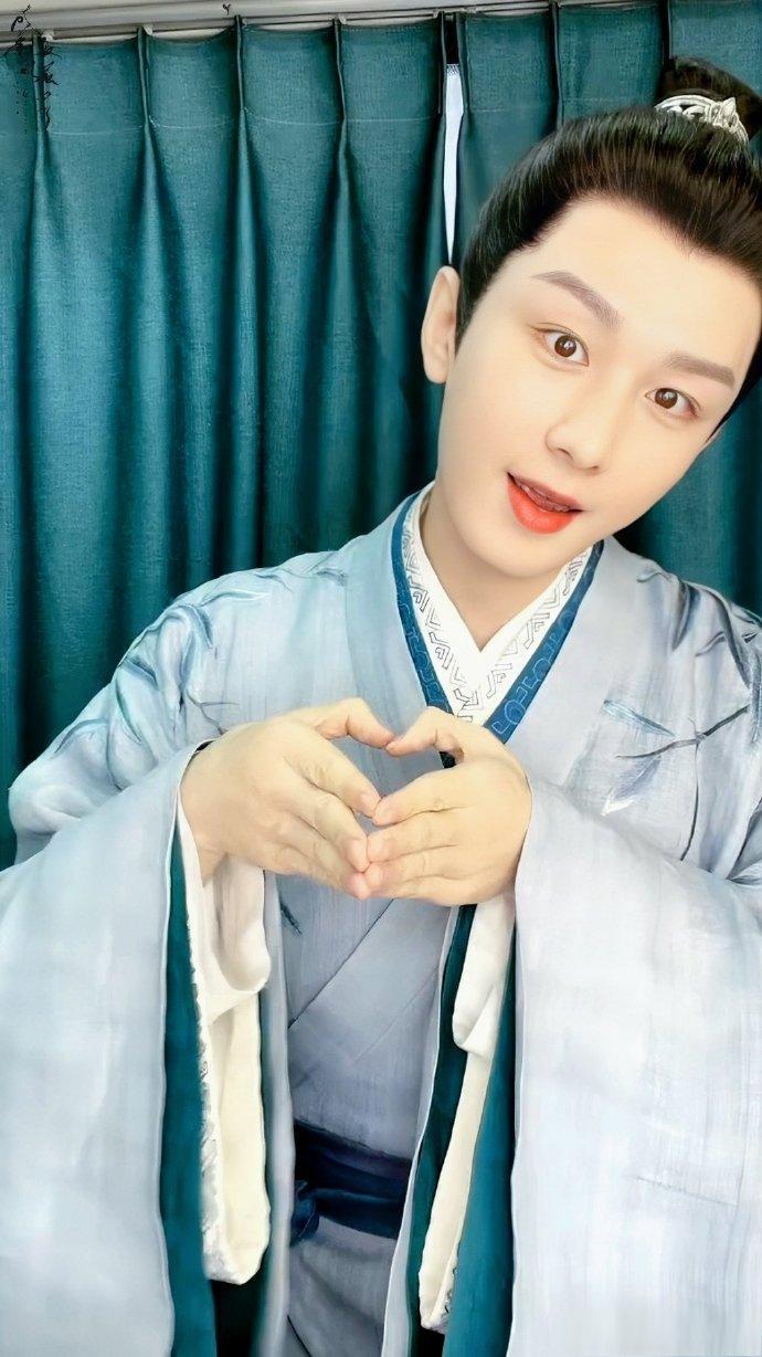 杨紫迟迟未现身 沉香如屑在横店重新开机,小宴探班,成毅身穿白色古装