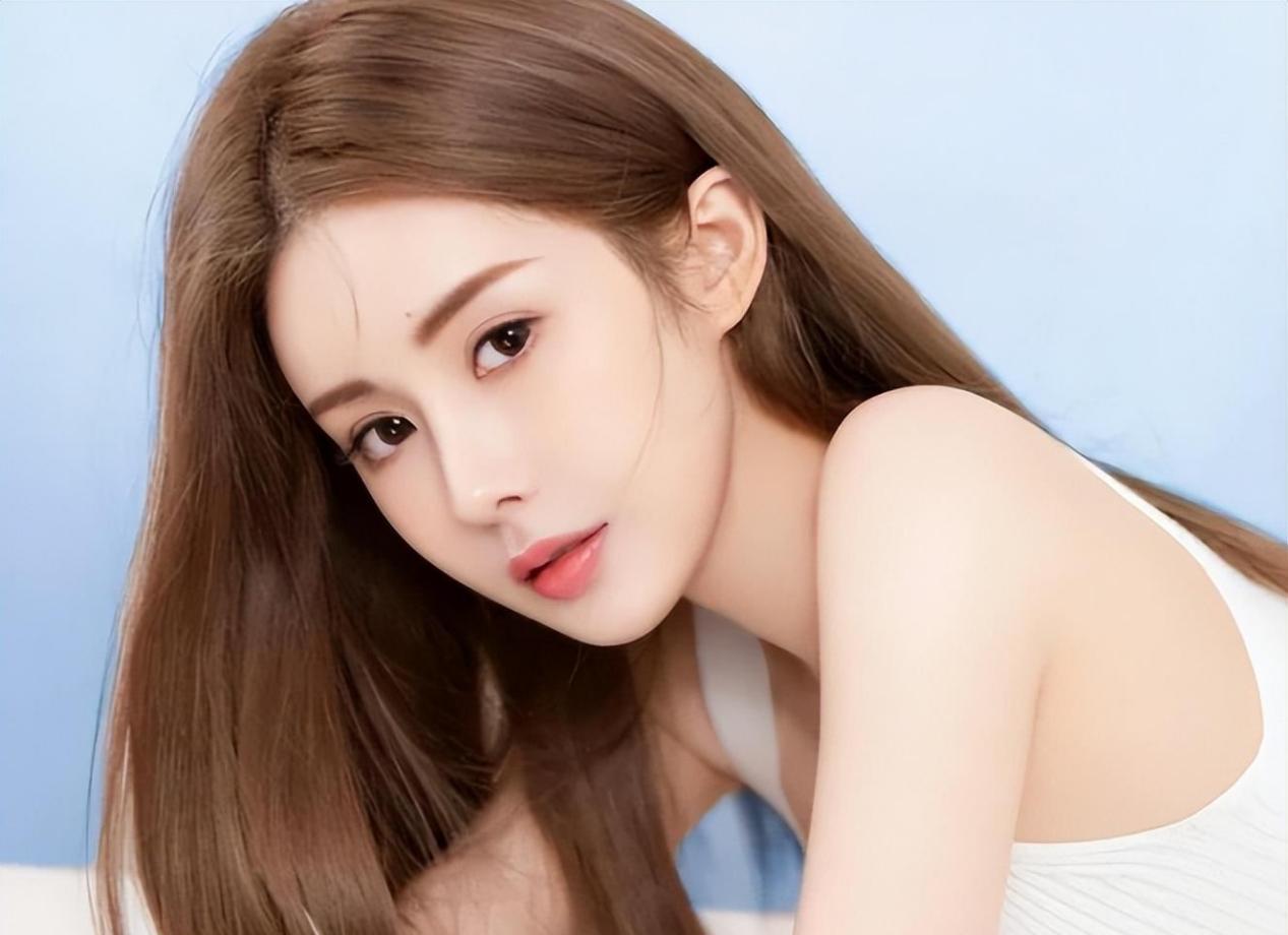 韦雪:野鸡一夜变凤凰 韦雪利用自己的美貌和手段,从一个普通女孩变成