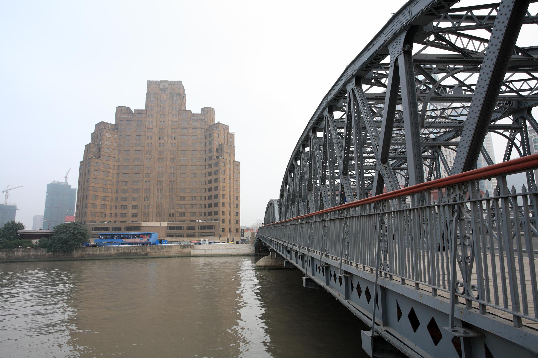 天津解放桥:穿越时空的见证者 天津解放桥,这座横跨海河的壮丽桥梁