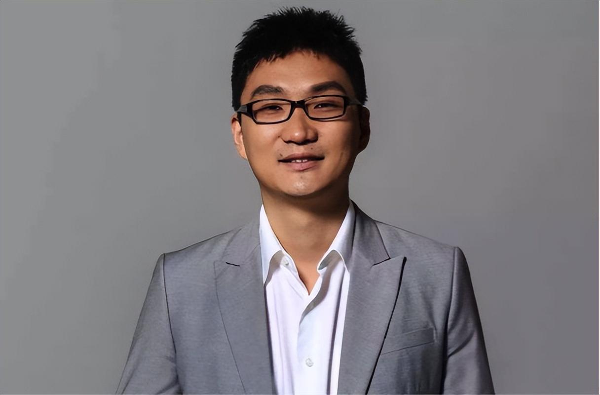 黄峥:放弃首富做"首善" 黄峥,放弃中国首富之位,无偿捐出1000亿,成为