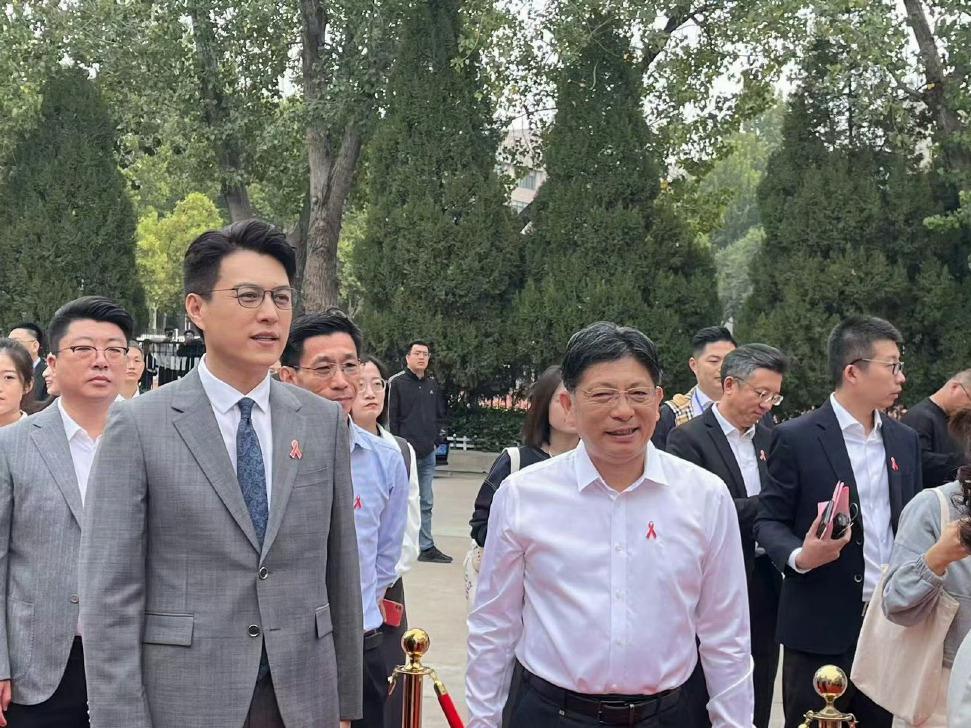 靳东助力预防艾滋病:呼吁珍爱生命,健康同行 靳东现身济南大学,为"红