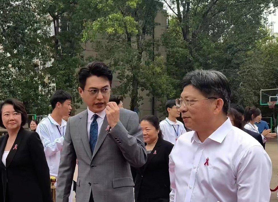 靳东助力预防艾滋病:呼吁珍爱生命,健康同行 靳东现身济南大学,为"红