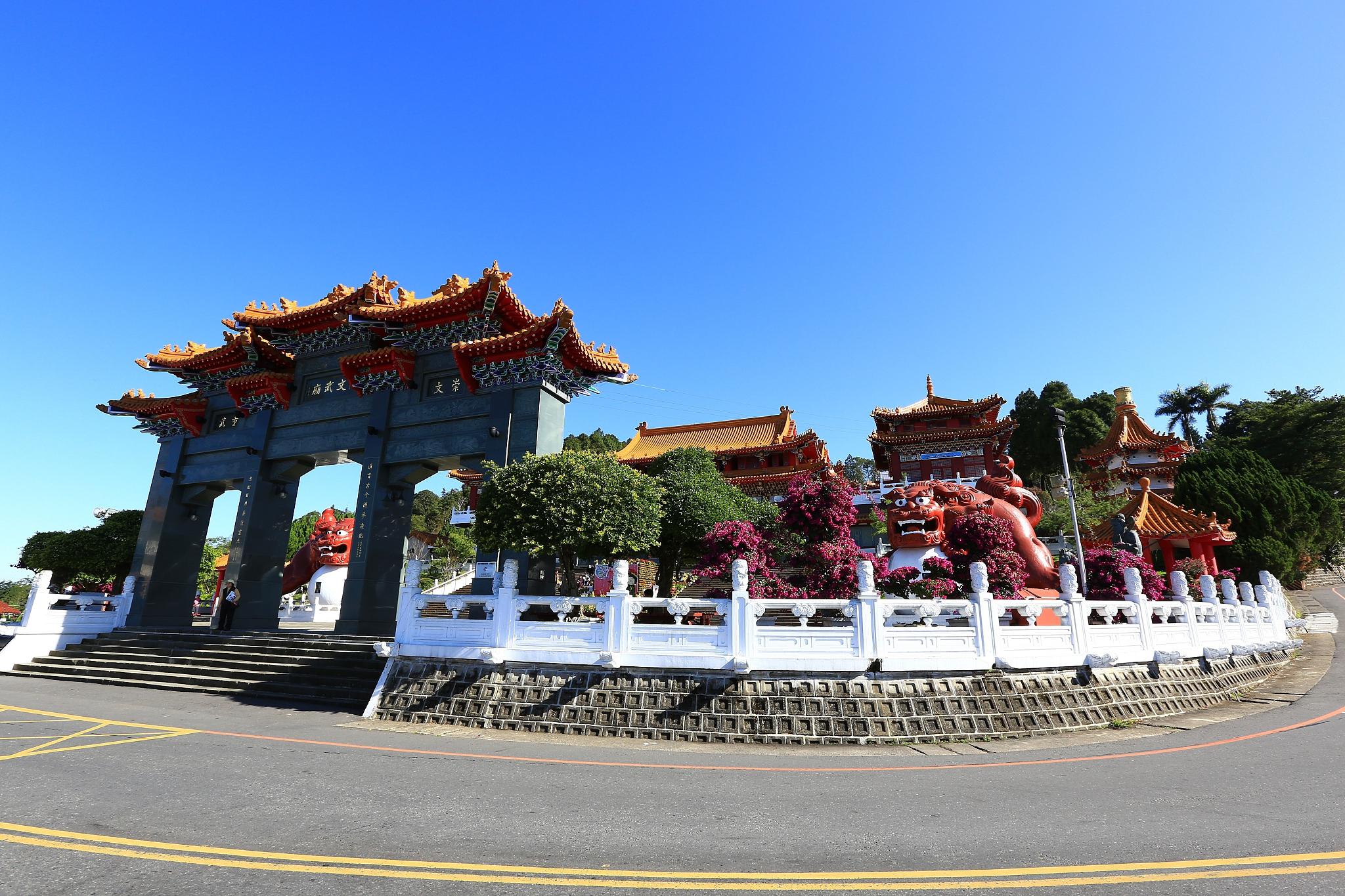 北海冠头岭普度寺:寻找内心的宁静 步入北海冠头岭普度寺,都市喧嚣