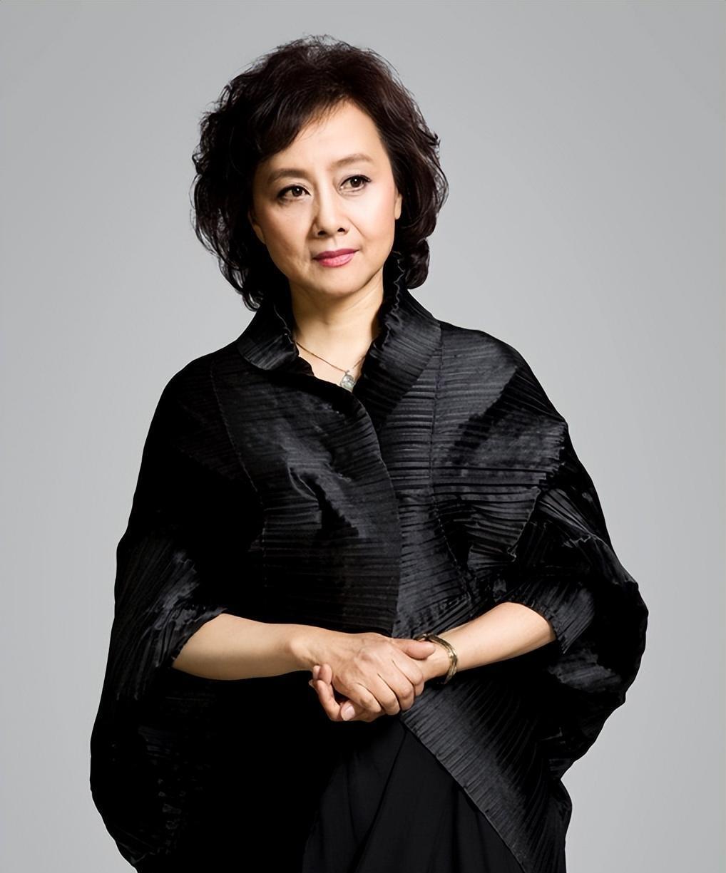 历经坎坷,中年爆红,与初恋金鑫恩爱至今 黄梅莹,一位备受尊敬的演员