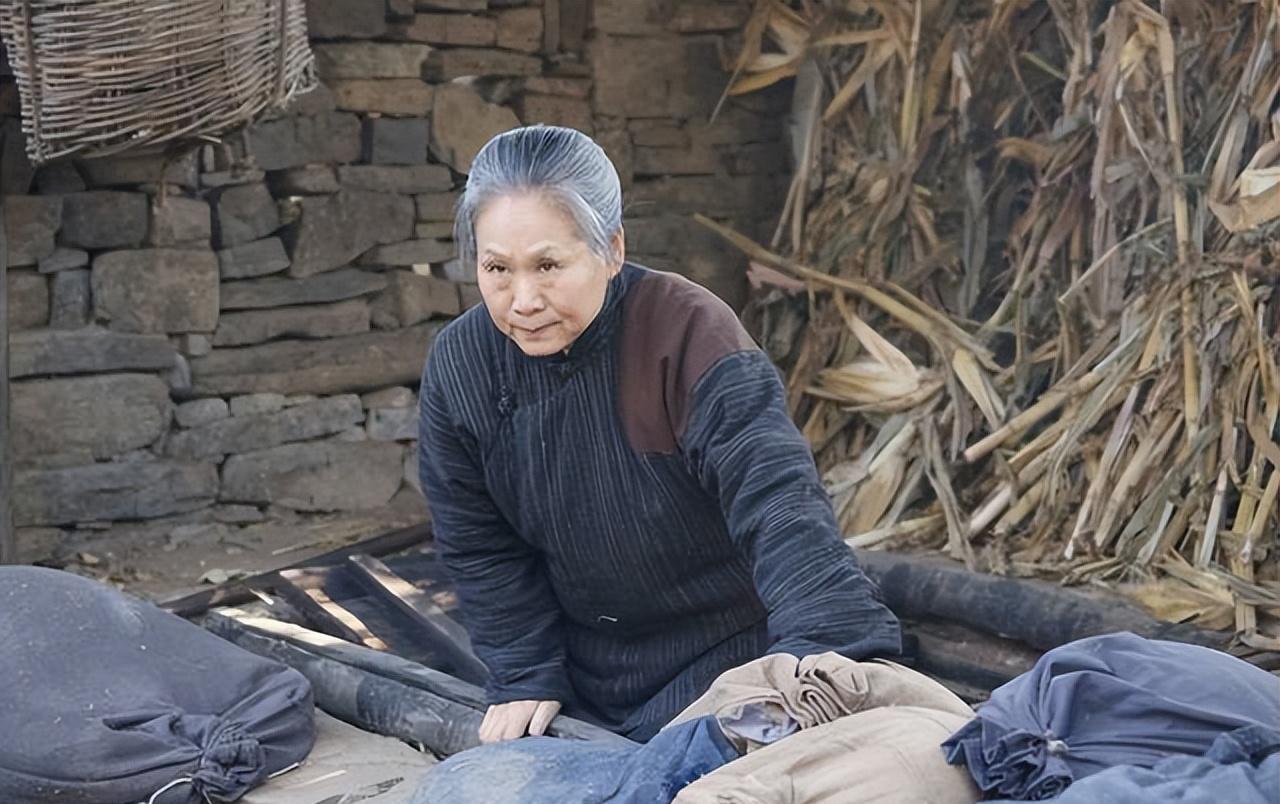 演绎不设限的人生 苇青,这位年逾七旬的女演员,用她的坚韧和才华书写