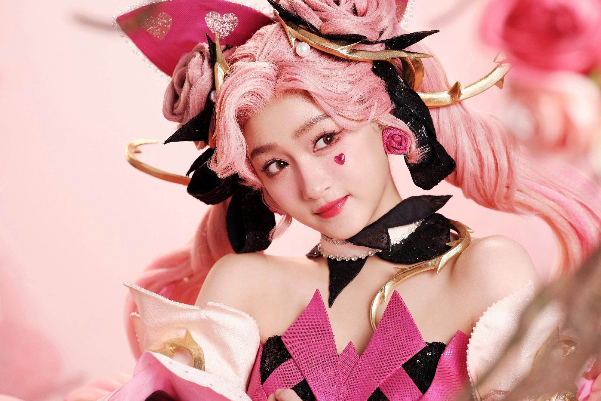 关晓彤粉发cos女神造型惊艳众人 关晓彤cos游戏人物,粉发造型靓丽吸睛