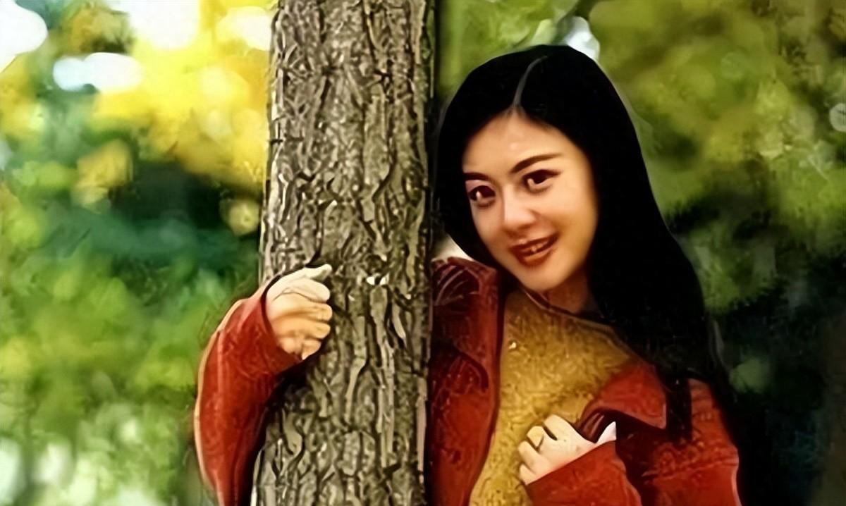 央视女主持人姜丰:美丽与才华的典范 近期,53岁的姜丰近照曝光,照片中