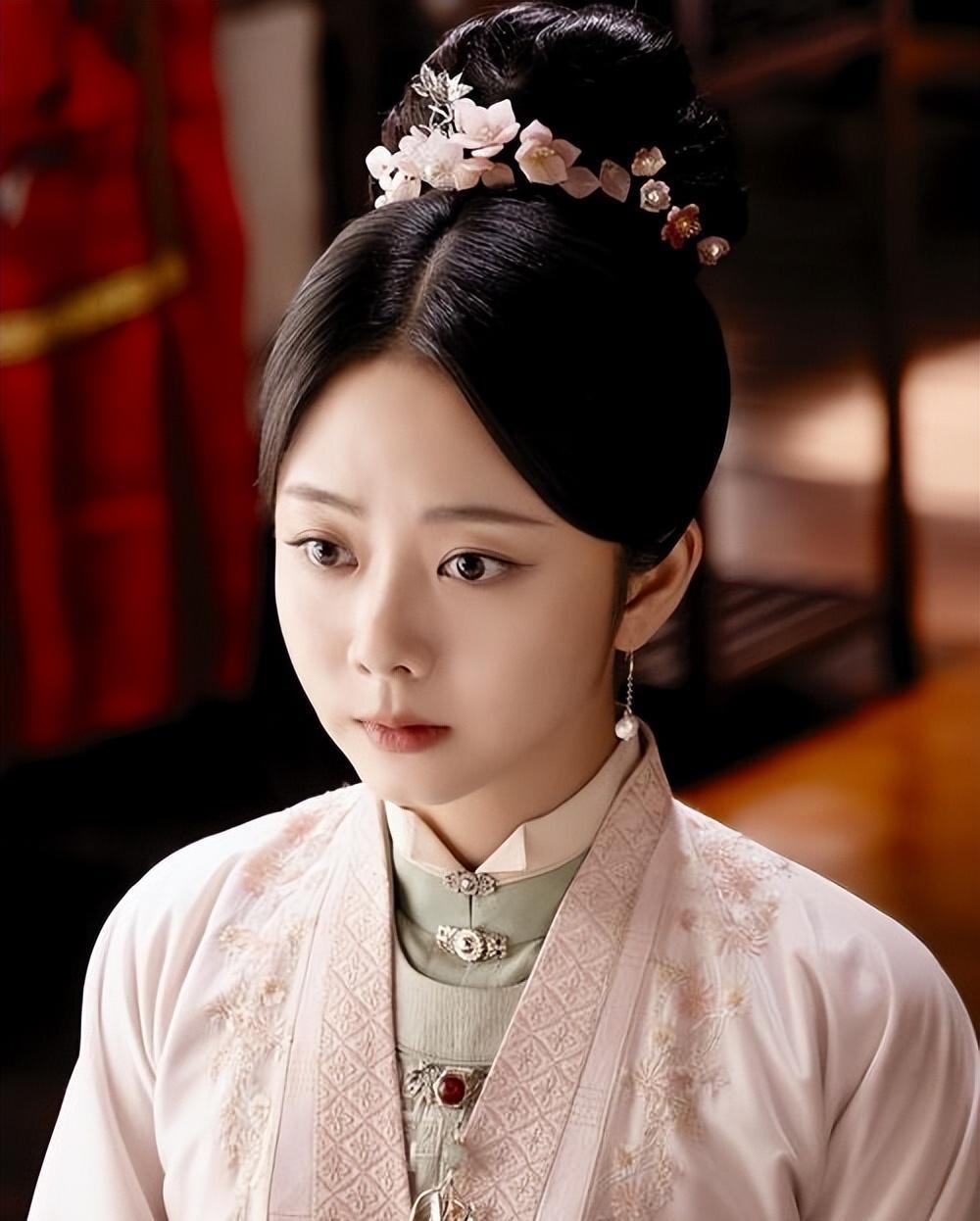 谭松韵:从娃娃脸到国民宝贝 谭松韵在演艺道路上经历了许多波折,但她