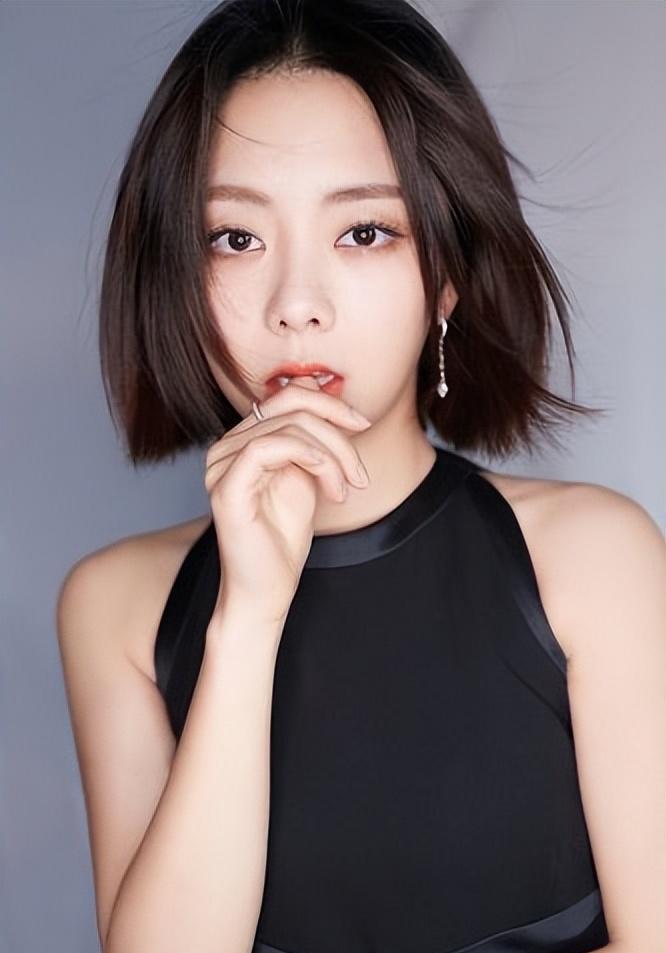 谭松韵:从娃娃脸到国民宝贝 谭松韵在演艺道路上经历了许多波折,但她