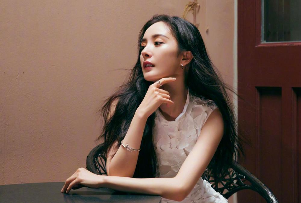 杨幂:娱乐圈的拼命三郎与话题女王 在娱乐圈中,杨幂的名字已成为焦点