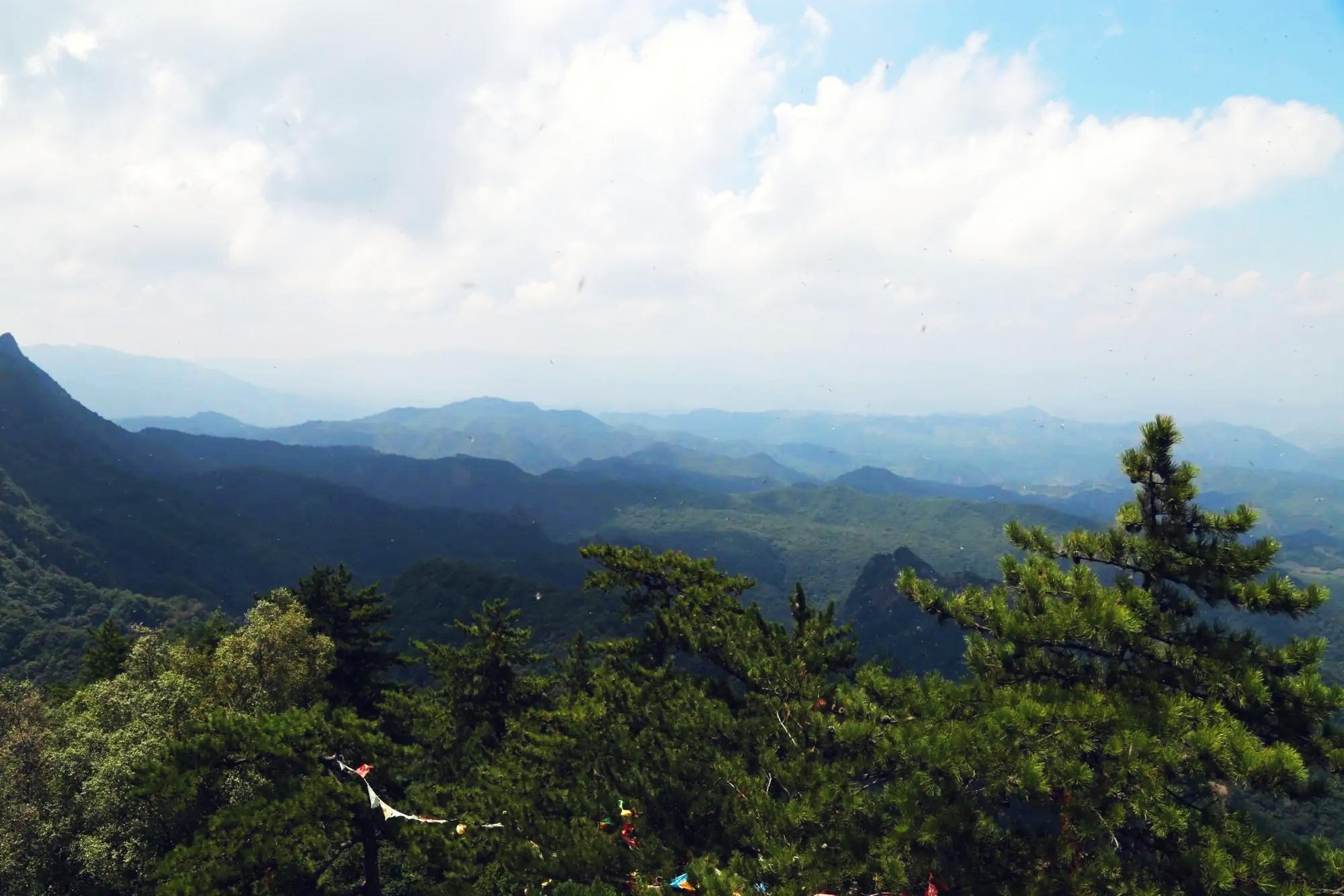 石门山森林公园:自然与历史的交响 石门山森林公园位于山东济宁的东部