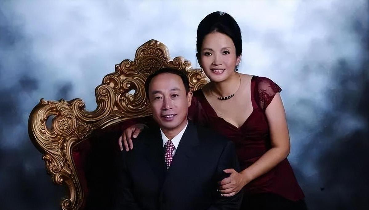 霍凡:张丰毅的幸福婚姻 张丰毅与霍凡的婚姻生活非常甜蜜,尽管两人