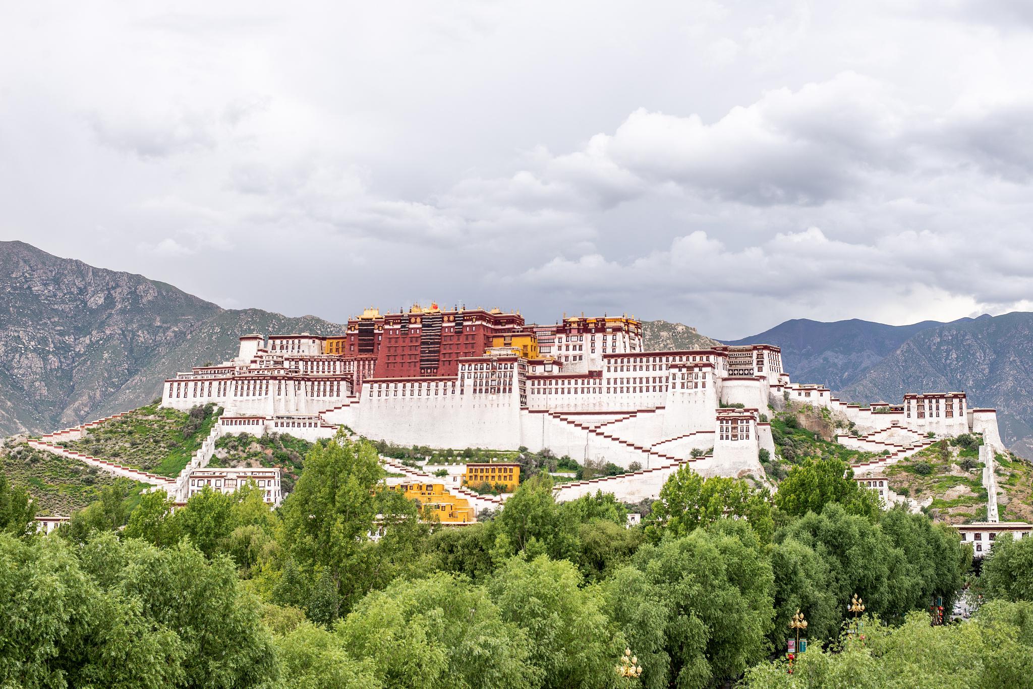 历史的见证者 承德小布达拉宫是一座充满藏族风情的藏传佛教寺庙,也是