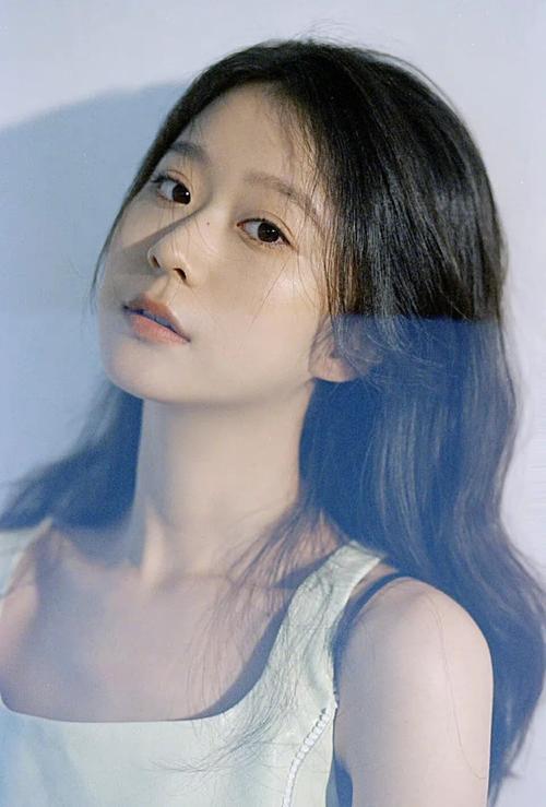 董慧:才华横溢的童星 董慧,一个从小就展现出非凡表演天赋的童星,以其