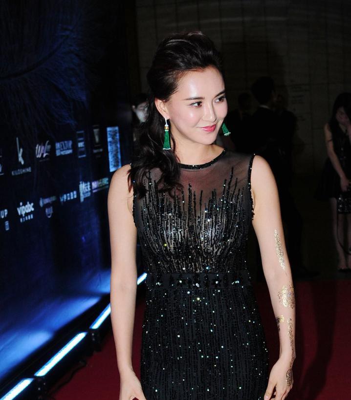 莫小棋:娱乐圈与金融界的双料精英 在娱乐圈,莫小棋的名字或许并不如