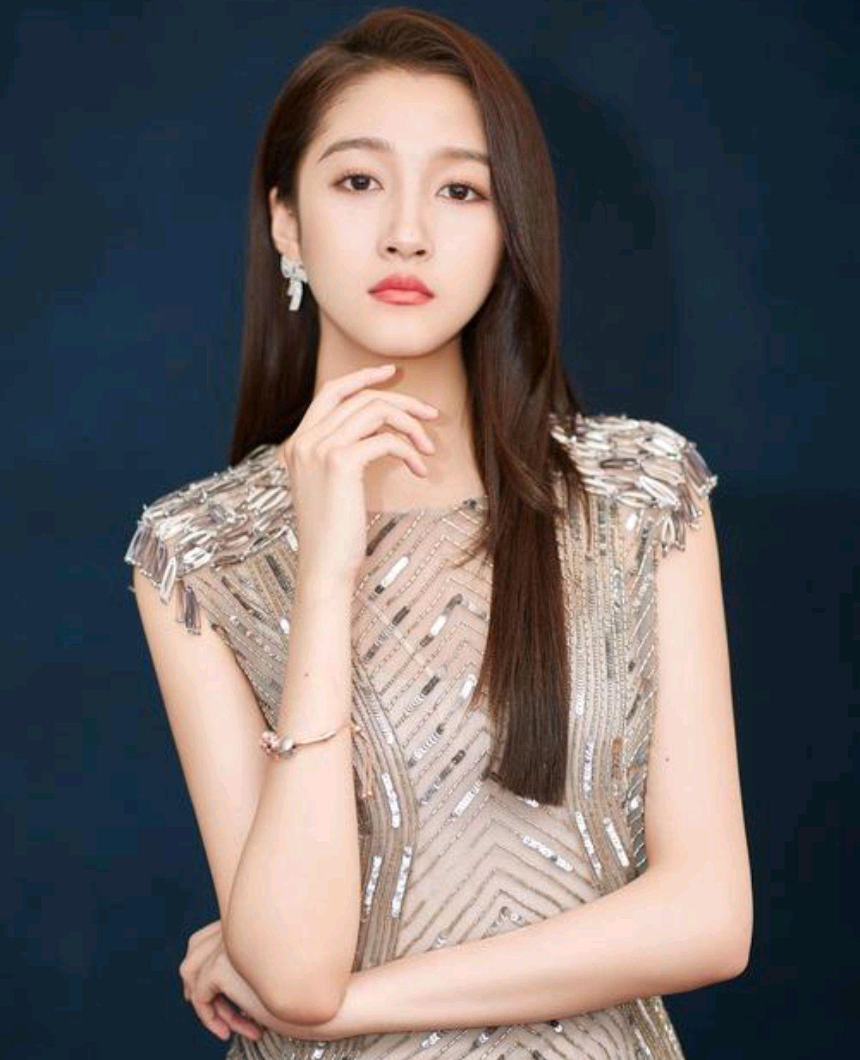 关晓彤卡其色大衣海边漫步 关晓彤身穿卡其色大衣,低挽长发妆容干净