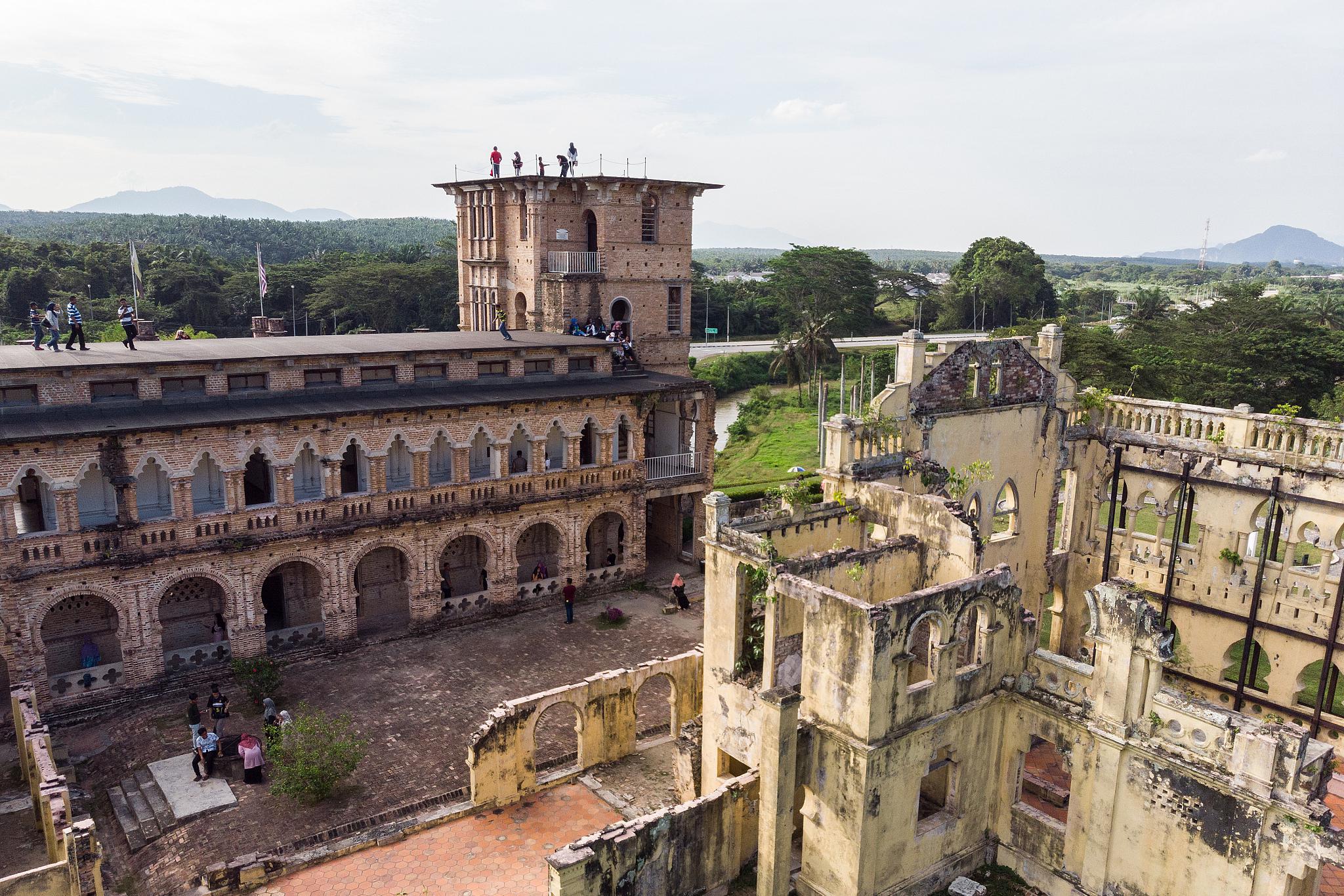 斯福尔扎城堡:米兰历史的见证者 斯福尔扎城堡,位于意大利米兰市中心