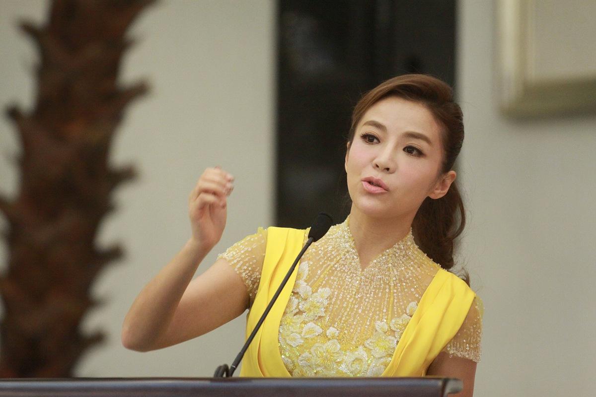 展现不同主持风格 朱迅是备受尊敬和喜爱的中国著名主持人,主持过