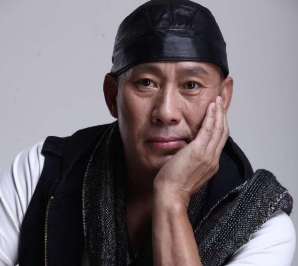 吴京安:银幕下的坚韧与家庭中的温情 吴京安,这位被誉为"农民演员专业