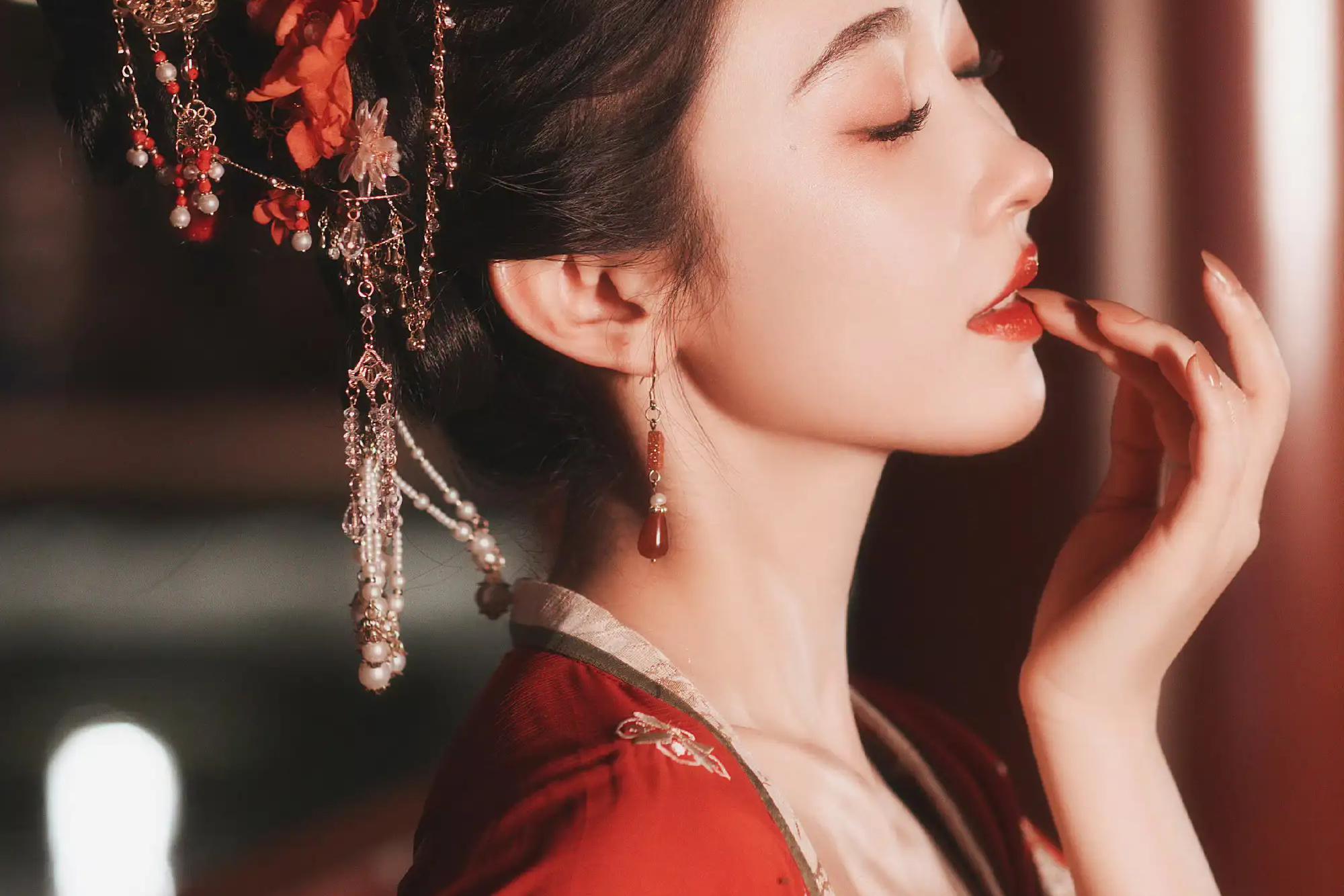 宣璐的古装和现代装 宣璐是一位备受瞩目的女演员,她的古装和现代装都