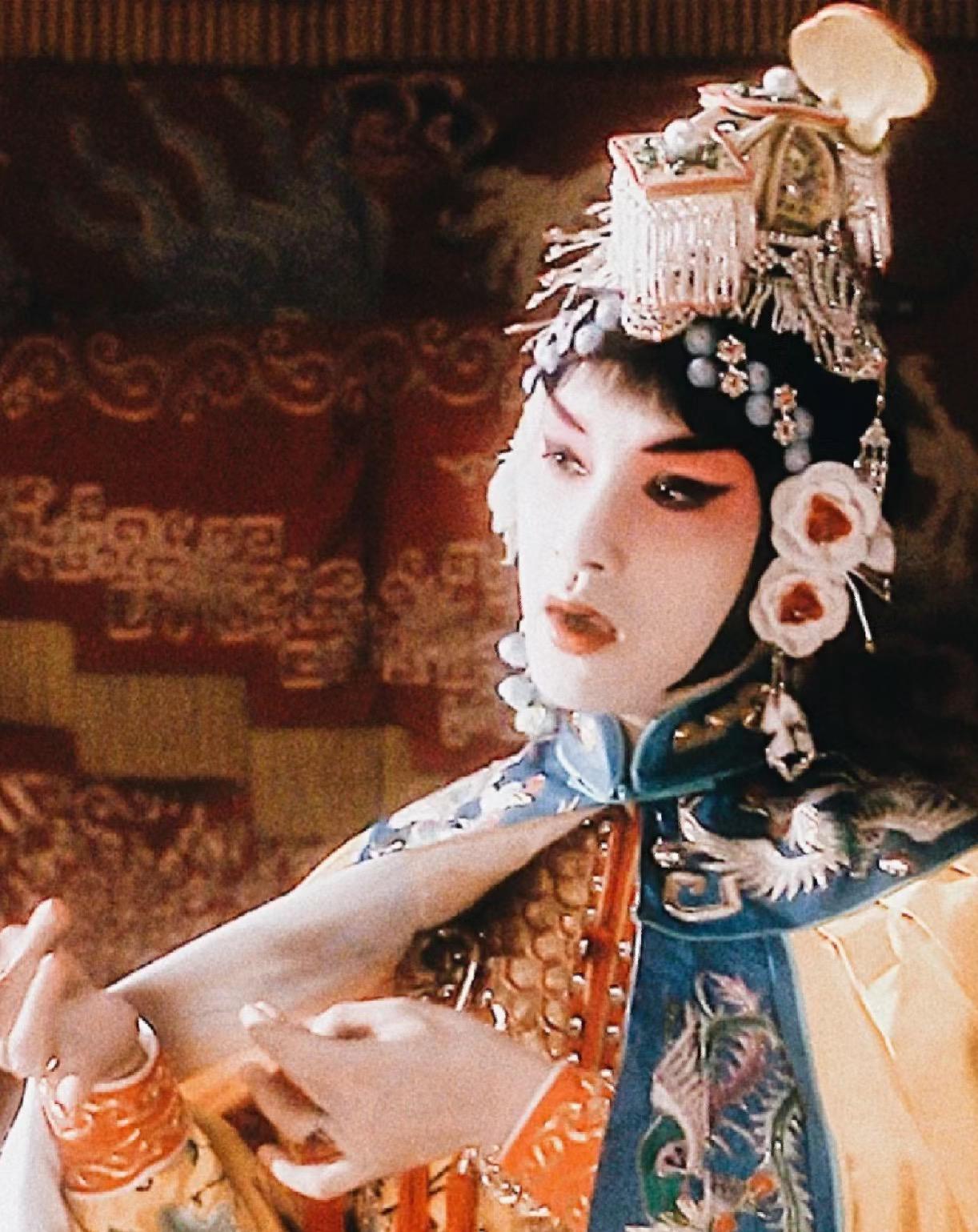 张国荣在《霸王别姬》中的出色表现:从香港巨星到戛纳影后 在1993年的