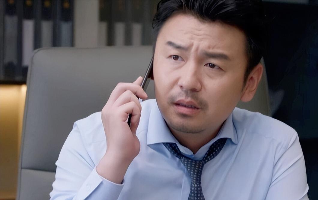 从"小透明"到"大器晚成"的逆袭之路 近期,雷佳音凭借在多部影视作品中