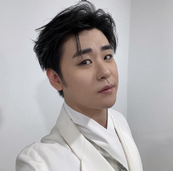 张云雷工作照引发热议:成功背后的努力与执着 10月5日,德云社的张云雷