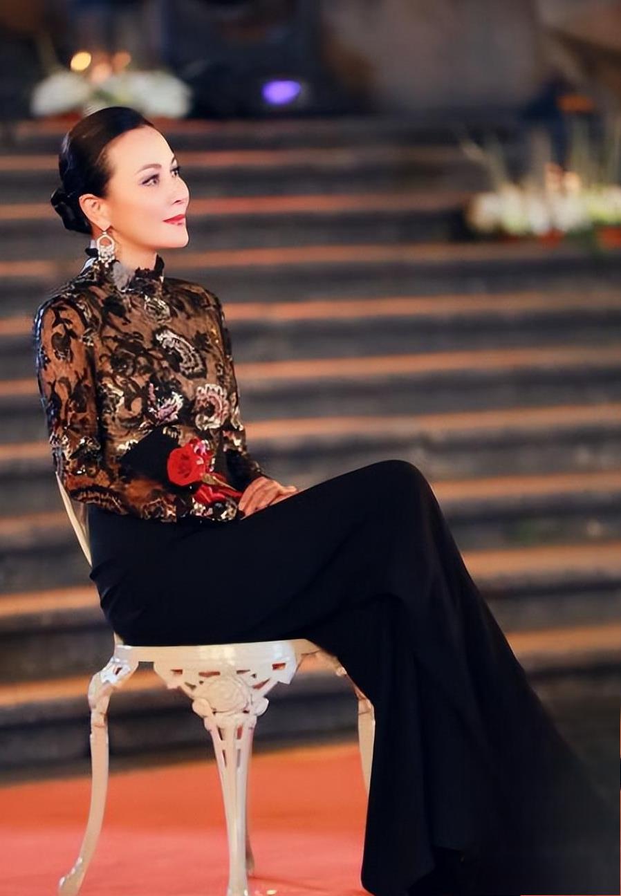 刘嘉玲:从"北姑"到影后,一路走来的心酸与坚韧 刘嘉玲,一个在娱乐圈中