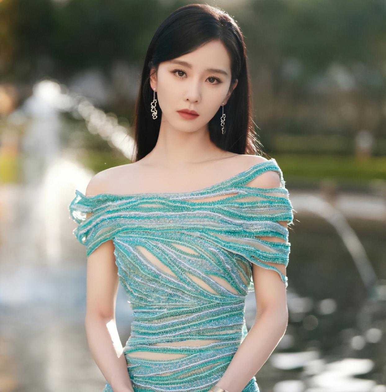 红毯之神top10:刘亦菲,迪丽热巴等争奇斗艳 刘亦菲第10,迪丽热巴夺季