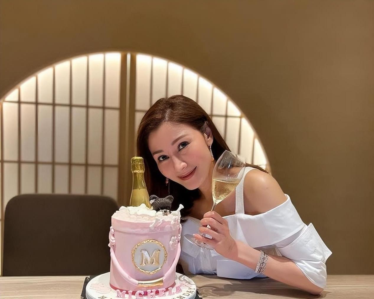 香港名媛邱李茂琪:独树一帜的社交达人 邱李茂琪是香港名媛圈中的异类