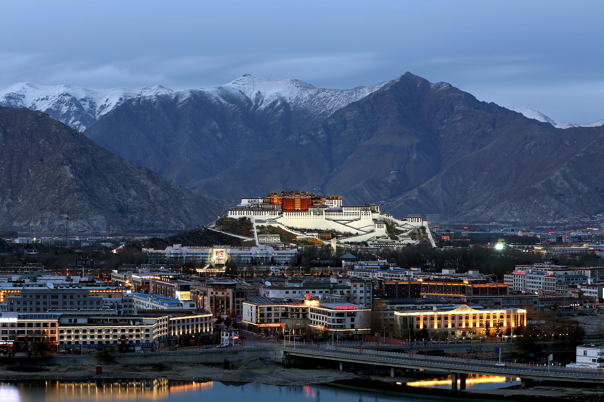拉萨:神秘而美丽的净土 拉萨,这座位于中国西部的城市,被誉为"世界