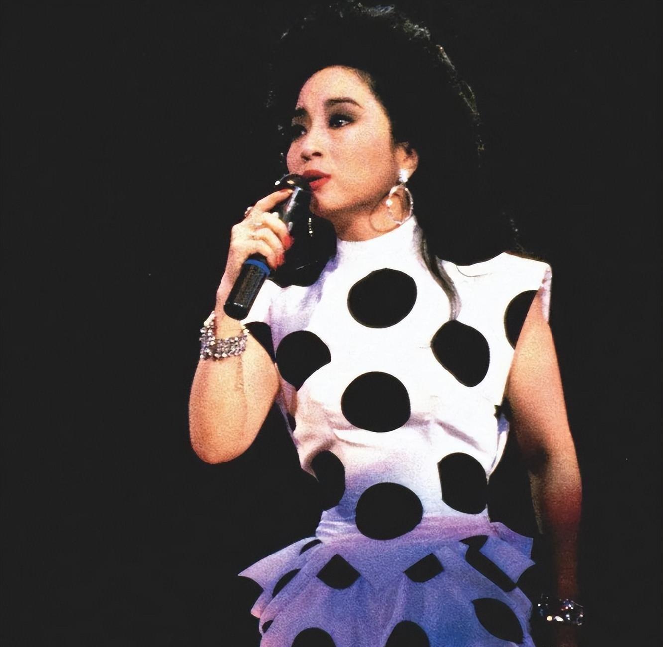 她宁愿离婚也不愿改变中国国籍 徐小凤是香港乐坛的传奇人物,她的演唱