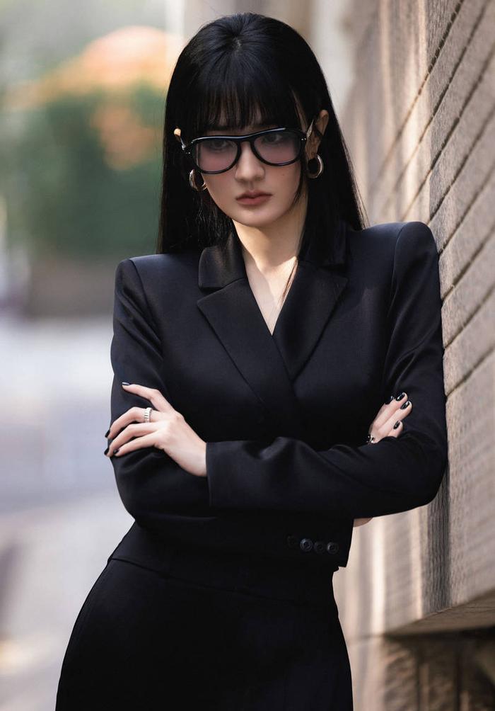 徐璐黑色西装造型:时尚经典与女性魅力的完美融合 早前,徐璐的黑色