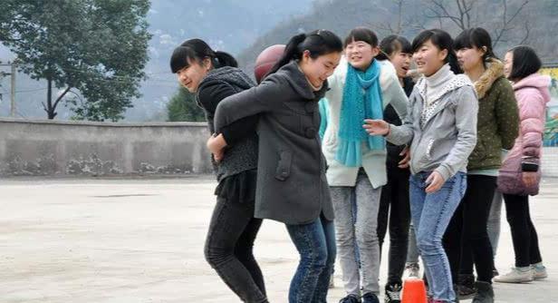 回顾"奔跑女孩":照顾瘫痪父亲 钱运星,一个照顾瘫痪父亲的女孩,每天在
