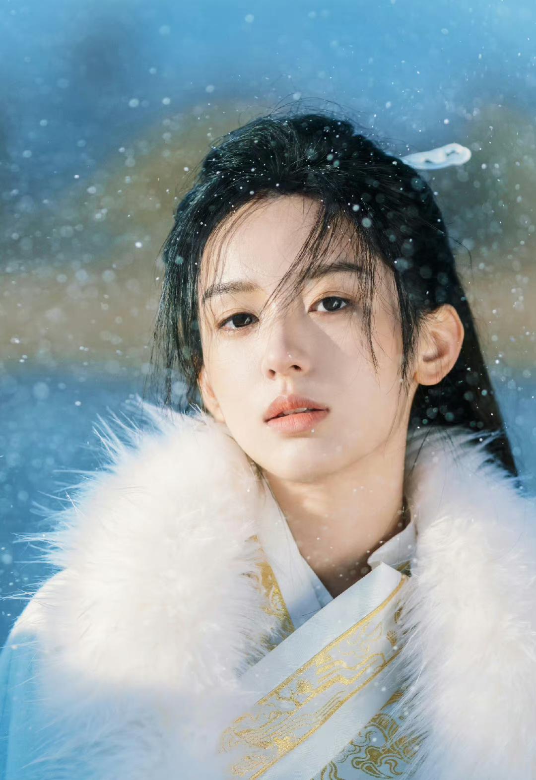 周也的穿搭都太好看了 电视剧《很想很想你》中,周也饰演的女主顾声是