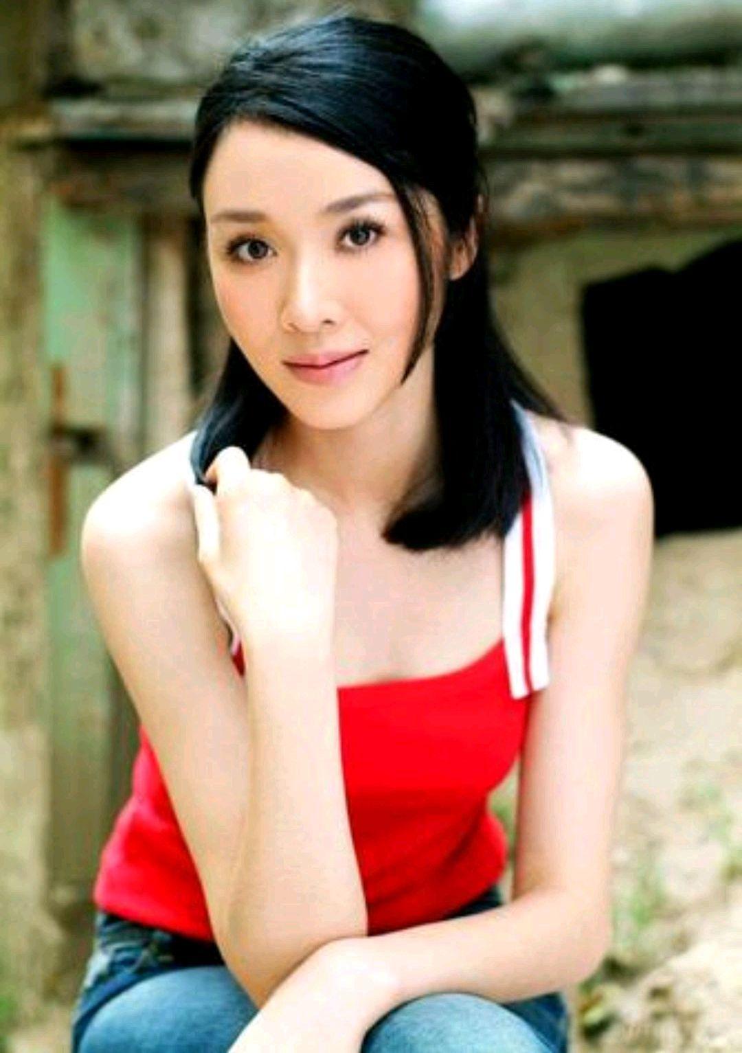 陈丽娜:演艺之路与公益之心 陈丽娜,中国女演员,毕业于中国解放军艺术