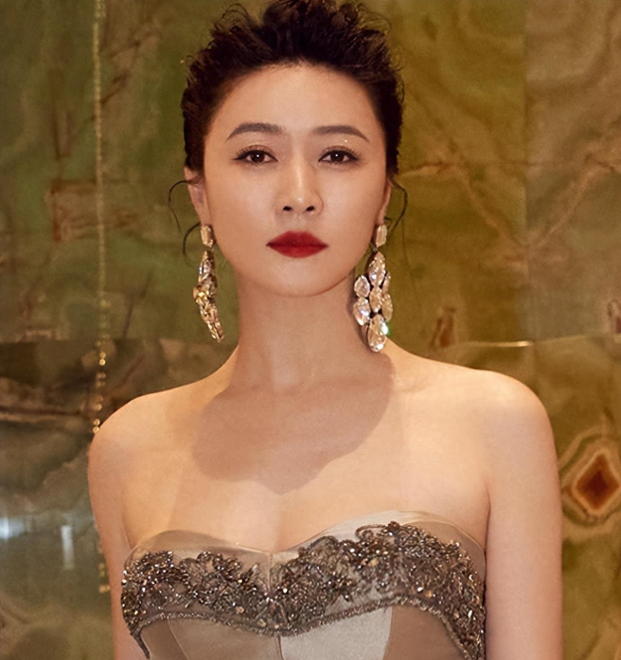 田海蓉:在困境中绽放的坚韧女性 田海蓉,一个在娱乐圈与商界都取得了