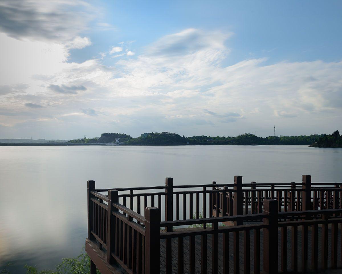 卧龙湖:辽宁省康平县的心脏地带 卧龙湖,被誉为"辽宁第一湖",是辽宁省