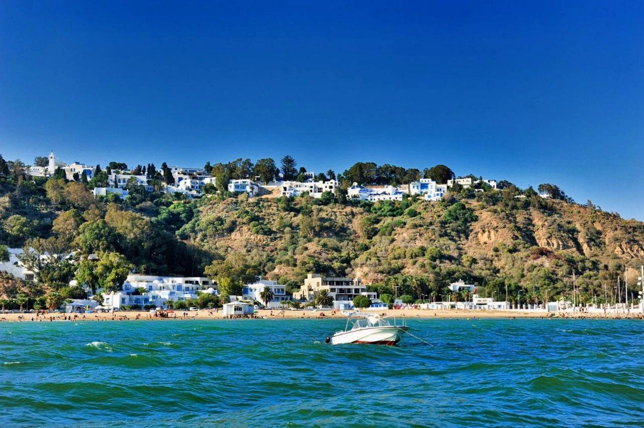 突尼斯:欧洲的后花园 突尼斯,北非地中海沿岸的一颗璀璨明珠,以其无尽